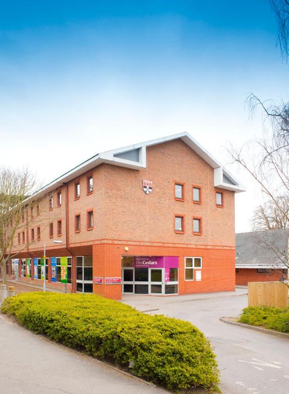The Cedars Hotel Wokingham Bagian luar foto